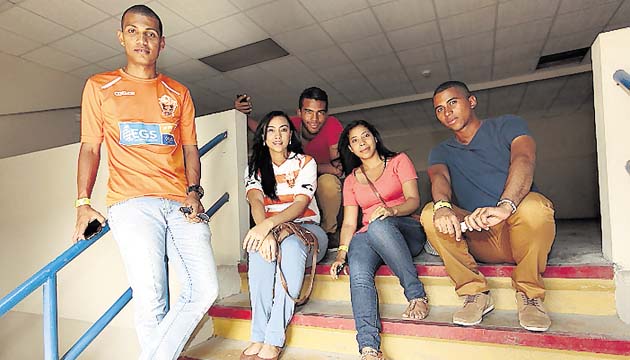 Cómodos. El sol estaba tan “picante” que estos cinco jóvenes buscaron la manera de apoyar a su equipo, pero sin maltratar su piel.(Anayansi Gamez)
