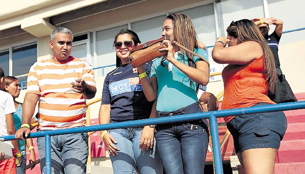 Apoyo. Algunos seguidores del Chepo F.C. dijeron presente y soportaron el sol durante el partido, en donde el equipo de sus amores perdió puntos.(Anayansi Gamez)