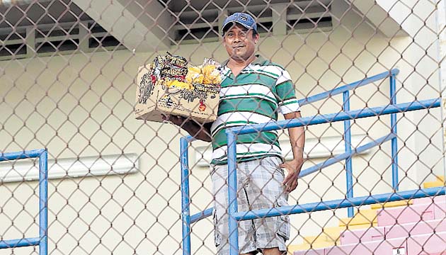 Oportunidades. Pese a que el estadio Rommel Fernández estaba bastante vacío, los vendedores de burundangas se dieron su vuelta para brindar sus productos.(Anayansi Gamez)
