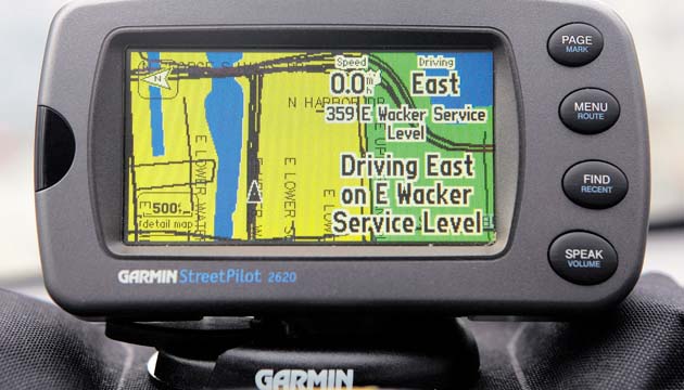 Los GPS nos permiten localizar, ubicar o seguir rápidamente a la unidad robada. Ahora bien, un GPS conectado a una alarma y esta, a su vez, a una central de monitoreo es lo que permite, en un tiempo real, auxiliar a la persona que lo conduce y que está a punto de ser agredida o está siendo atacada.