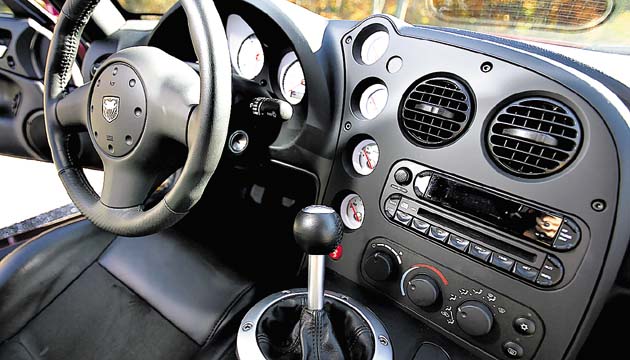 Los sistemas inmovilizadores de autos para evitar que arranque el carro, así como el sistema multilock para trancar la palanca, también brindan seguridad.