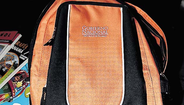 La gestión pasada entregó mochilas y útiles por $7.50 la unidad.(Archivo)