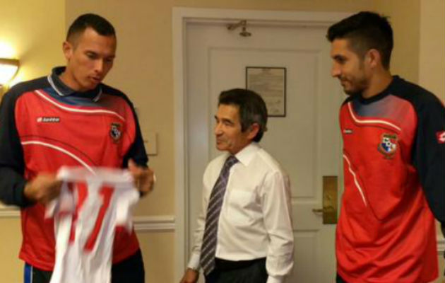 , Blas Pérez, le entregó una camiseta al látigo panameño en nombre del equipo.Foto/@fepafut