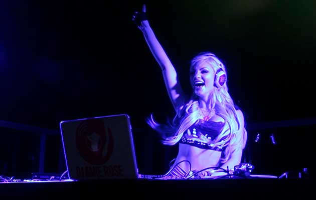 Captura del video abajo de DJ Amie Rose anoche en la azotea del Hard Rock