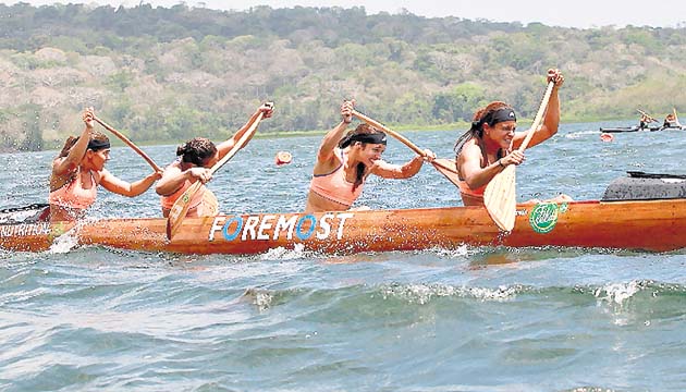 Las mujeres también reman con todas sus fuerzas en este evento.(Anayansi Gamez )