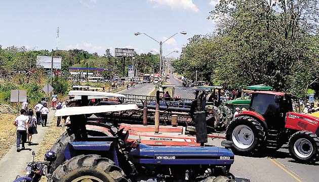 Cerraron la Interamericana con unos 20 tractores y cosechadoras.(José Vásquez)