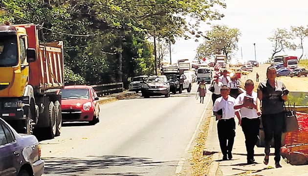 Debido al tranque, las personas tuvieron que caminar.(José Vásquez)