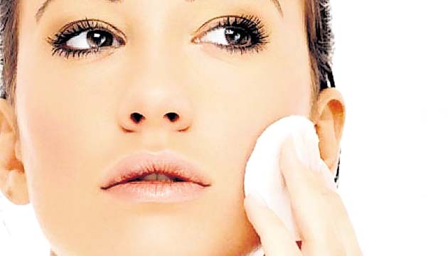 Puedes aplicar agua oxigenada para eliminar las manchas del rostro.