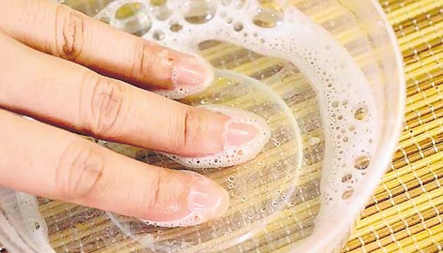 El agua oxigenada elimina los hongos de manos y pies.