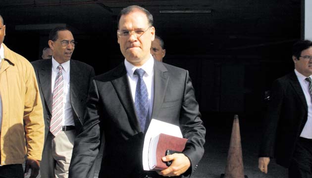 Fiscal. Pedro Miguel González, fiscal designado para investigar al magistrado separado Alejandro Moncada Luna, solicitó a las juezas de garantía que se validara la incapacidad presentada por sus abogados para no asistir a la audiencia de ayer.