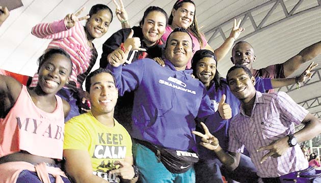 El flag football se disfruta mejor entre amigos.