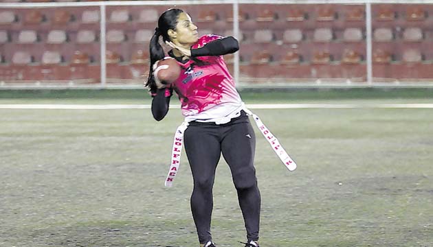 La quarterback de las Wolfpack estuvo certera en sus pases.