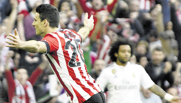 Aritz Aduriz celebra el único tanto en el duelo con el Real Madrid.(EFE)