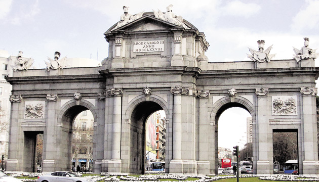 La Puerta de Alcalá. Esta maravilla arquitectónica es una de las cinco antiguas puertas reales que daba el acceso a la capital española. Se encuentra ubicada en el centro de la rotonda de la Plaza de la Independencia.