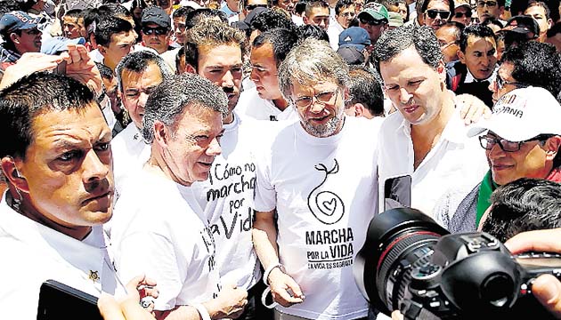 Juan Manuel Santos junto a Antanas Mockus .(EFE)