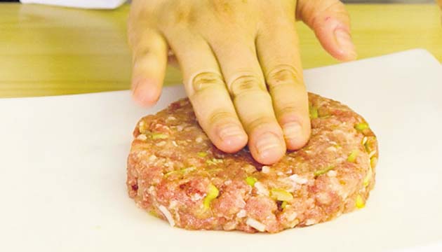 Carne. La mezcla entre carne de cerdo y de res le dará un toque de sabor único y diferente a la masa. Se puede agregar también ajo y salsa inglesa.