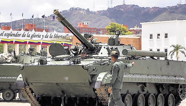 Examinan un vehículo blindado durante las maniobras.(EFE)