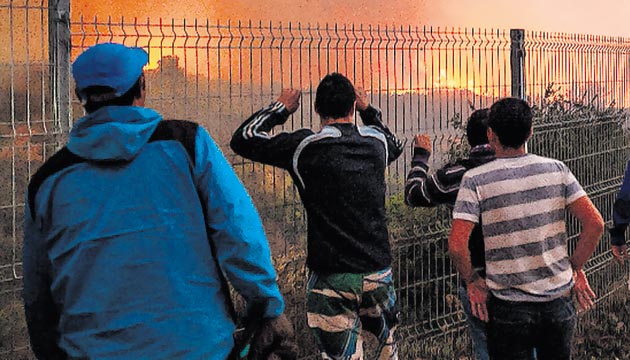 Varios residentes observan el avance del fuego.(EFE)