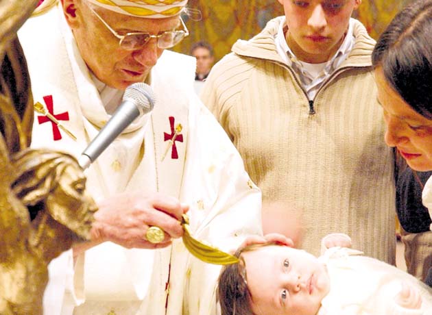 El bautismo es uno de los sacramentos de iniciación a la vida cristiana.