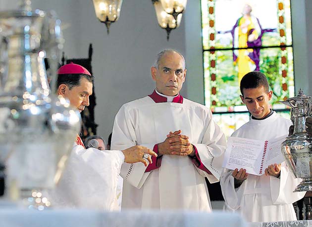 La comunión o eucaristía conmemora la santa cena del Señor.