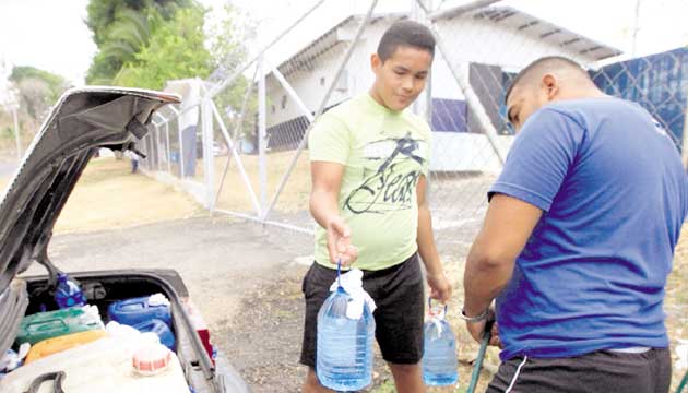 En las afueras de la potabilizadora de Cabra, la población se abastece.(Edwin González)