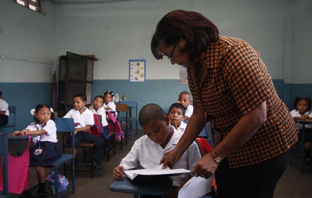 El maestro debe hacer sentir seguro al niño. Guiarlo y respetarlo. Un alumno motivado es como terreno fértil .