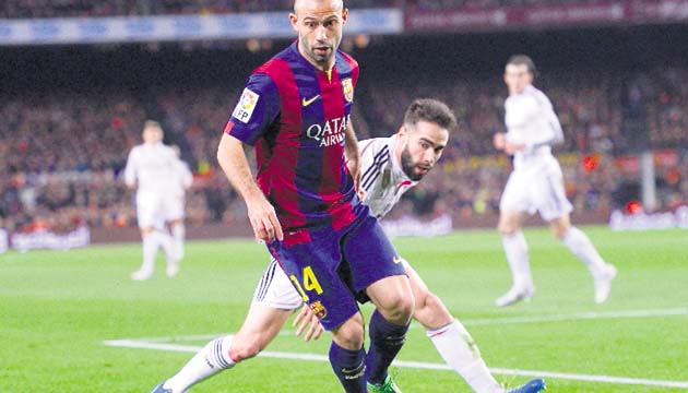 Javier Mascherano (14) jugó con precisión y astucia en la cancha.(AP)