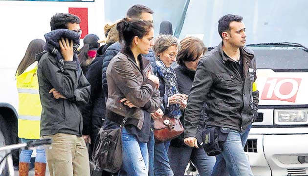 Familiares y amigos de las víctimas en España.(EFE)