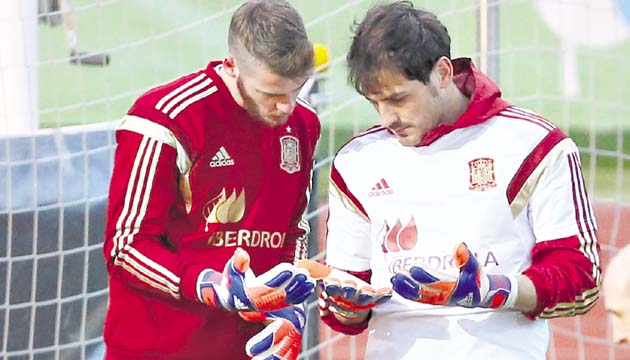 Casillas (d) junto a David De Gea, su reemplazo en la selección española.(EFE)