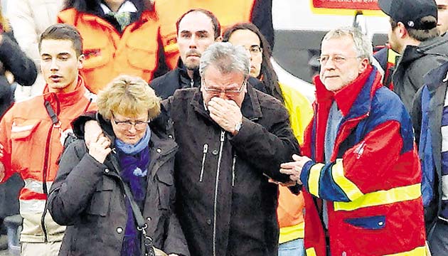 Familiares visitan área donde se estrelló el avión