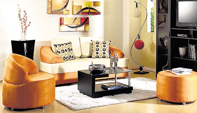 Muebles de colores llamativos hacen contraste con las paredes.