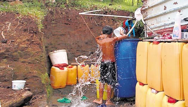 Evaluación social: Promotores comunitarios, una trabajadora social y un técnico en edificación realizan un censo social y técnico para establecer las necesidades en cuanto a agua potable y servicios en las comunidades donde se pretende desarrollar los proyectos de sanidad y vivienda.