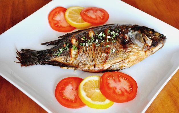 "Lo que más se consume en este tiempo es el pescado", nos comentó la nutricionista, pero no lo consumas "ni frito ni apanado, sino que asado o en el horno". Envuelve los filetes en papel aluminio, dejándole espacio arriba para que no se pegue. Hornéalo por diez minutos, a 450 grados. ¿Comí de más?