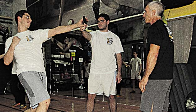 El instructor corrige detalles técnicos importantes.