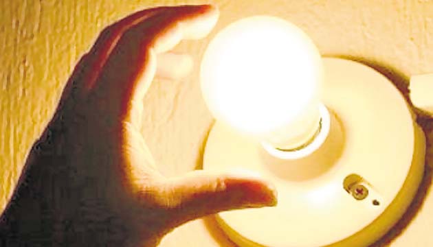 Aunque son pocas las personas que al salir del trabajo dejan su equipo encendido, se conoce que hay un pequeño gasto cuando se deja cualquier aparato electrónico en “stand by”, por lo que acostumbrarse a apagar todos los aparatos de la oficina supone un ahorro importante anual de energía.