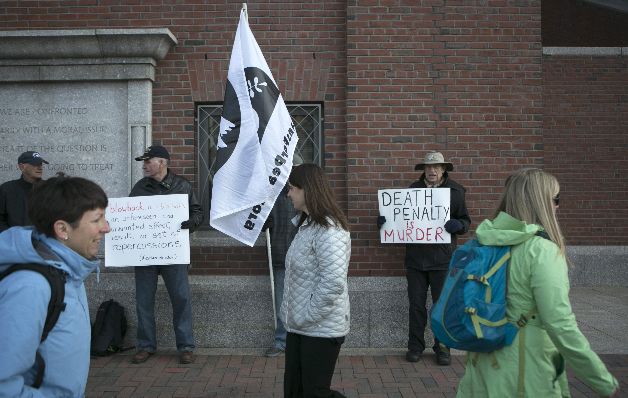 Varios manifestantes protestan contra la pena de muerte.