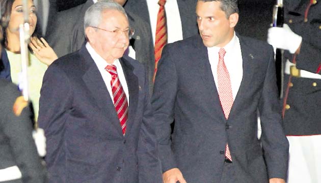 Raúl Castro no habló a su llegada al aeropuerto Panamá Pacífico.(EFE)