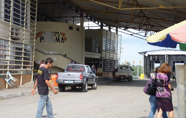 Se permite a personas de ambas naciones pasar sin hacer trámites. / FOTO José Vásquez Paso Canoas, un punto de interés para compradores