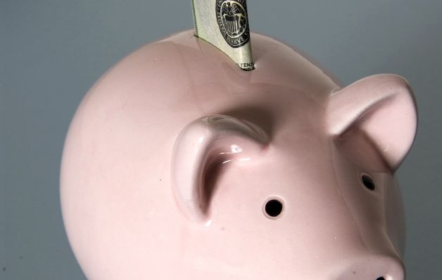 El ahorro es la acción de separar una parte del ingreso que obtiene una persona o empresa, con el fin de guardarlo para un futuro, se puede utilizar para algún gasto importante que se tenga o algún imprevisto (emergencia). Por ejemplo, las personas ahorran para comprar un carro o una casa. Consejos para ahorrar un poco de dinero cada mes