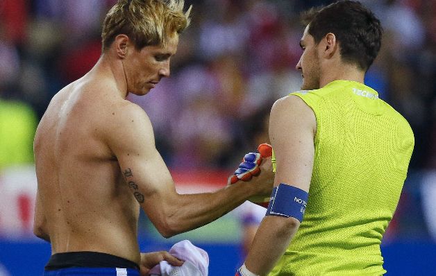 Casillas (verde) y Fernando Torres estrechan su mano tras el partido. / EFE 'Carletto' e Iker dicen que Real Madrid mereció más, Suárez señala al árbitro