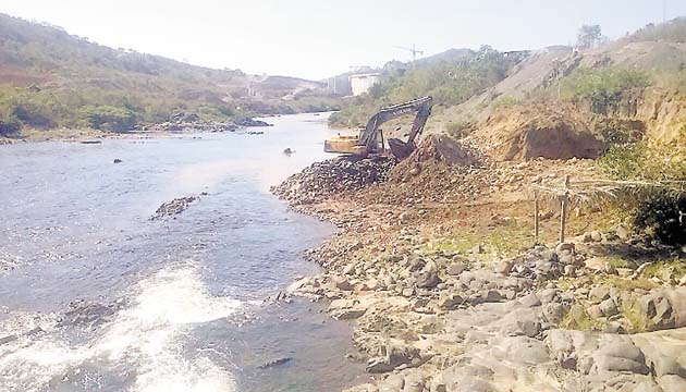 También se observan trabajos en el río Tabasará.(Víctor Eliseo Rodríguez)