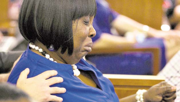 Úrsula Ward, madre de Odin Lloyd, llora luego del veredicto.(AP)