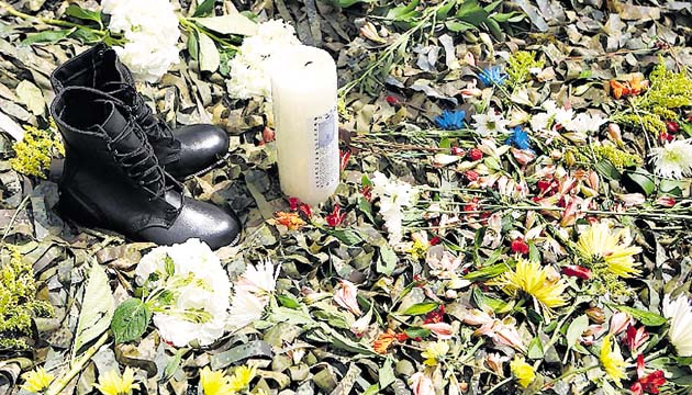 Altar improvisado en memoria de los soldados.(EFE)