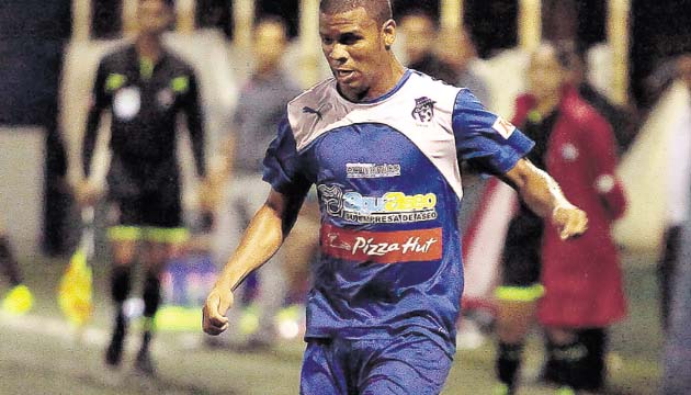 Josimar Gómez es pieza fundamental en la media cancha del Árabe.(Anayansi Gamez)