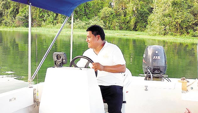 El recorrido por el río Chagres va acompañado de un guía.