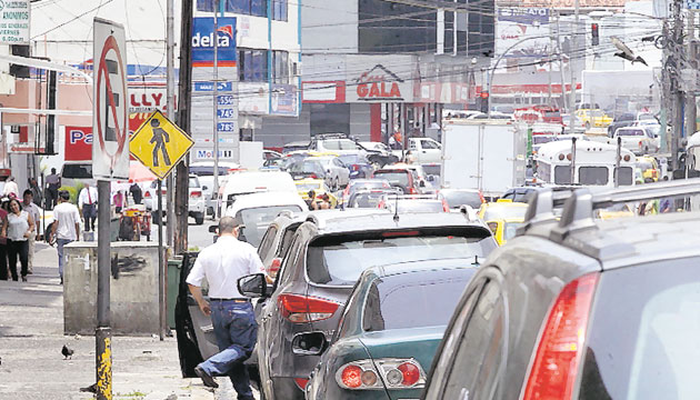 Las personas insisten en dejar sus autos en áreas prohibidas. (Edwin González)