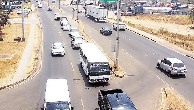 Es muy difícil pasar de un lado al otro de la Interamericana.(FOTO: José Manuel Adames)