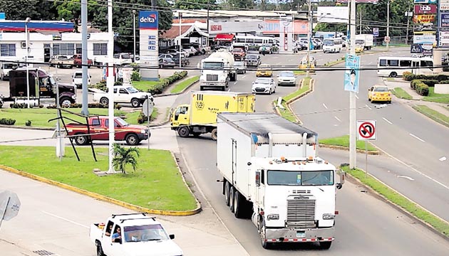 Como están construidos los intercambios dificultan el tránsito.(FOTO: José Manuel Adames)