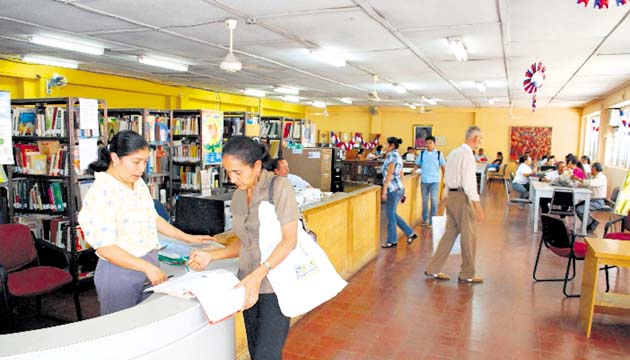 En esta biblioteca se atienden a 1,500 estudiantes al mes.