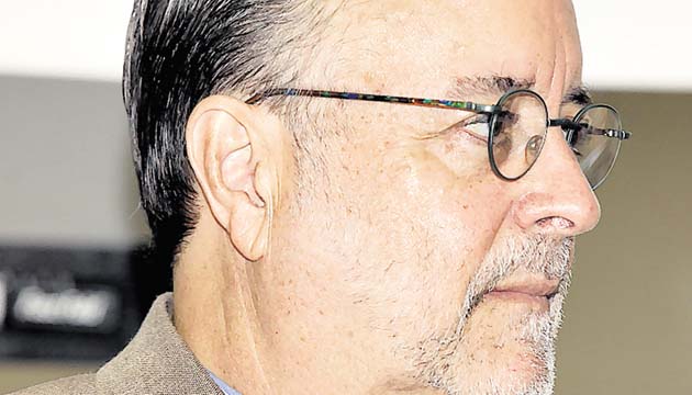 El magistrado Eduardo Valdés Escoffery con nuera en la Fiscalía.(Víctor Arosemena)